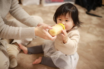 ミルクを飲む赤ちゃん