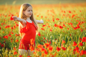 Obraz na płótnie Canvas Child in a field with flowers