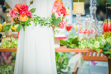 カラフルな花に包まれた庭園