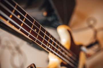 Fototapeta premium Struny do gitary w widoku z bliska, gitara akustyczna