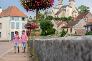 Obraz premium Children standing in front of flower pots in the town of Chatillon sur Seine