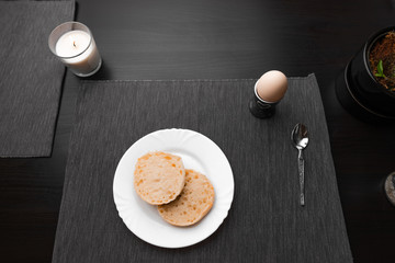 Frühstück mit Ei modern schwarz grau Steinwand