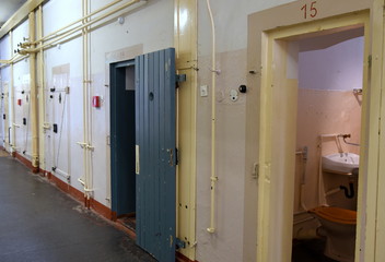 Langer Flur mit Zellentüren in der Sonderhaftanstalr Bautzen I