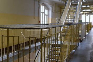 Vergittertes Treppenhaus im Knast Bautzen I