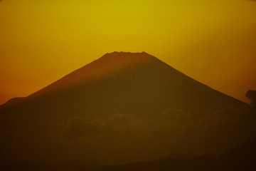 横浜ランドマークタワーから見える富士山と夕暮れ