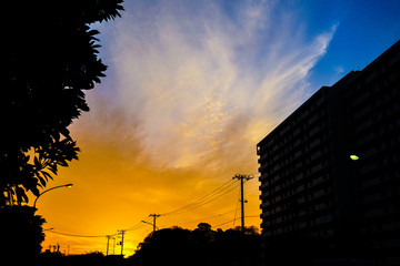 夕焼けと電線と建物のシルエット