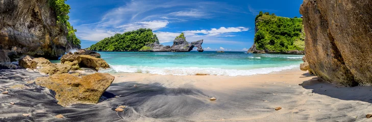 Foto op Aluminium Groot panorama van idyllisch tropisch strand met klein eiland en perfect azuurblauw schoon water © Taiga