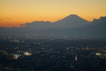 富士山のシルエットと横浜の街並み