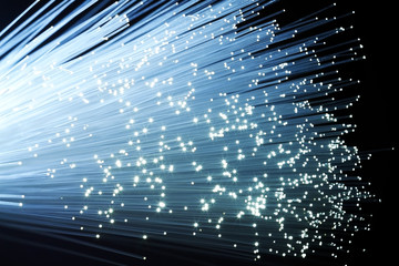 Ein Bündel von Lichtwellenleitern erzeugt in der Dunkelheit Lichtpunkte.