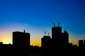 Obraz premium 夕景と横浜・みなとみらいの街並みのシルエット