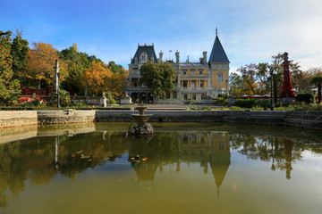 Fototapeta na wymiar Beautiful view from the garden to the Massandra Palace in Crimea