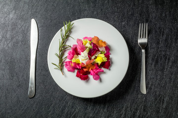 きれいな食用花　エディブルフラワー　Edible flower salad