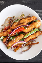 Pollo frito con vegetales asados
