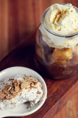 Compota de manzana con helado de vainilla