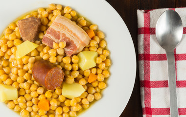 Cocido de garbanzos, gastronomía española