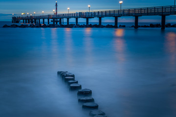 Langzeitbelichtung Seebrücke zur blauen Stunde