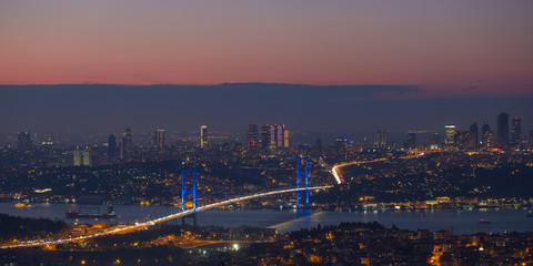 Fototapeta premium Stambuł Bosfor nigth panoramiczny widok, Turcja.