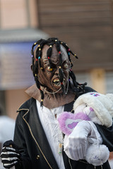 Monstre et sa peluche pour le dernier jour du carnaval de Cayenne en Guyane française