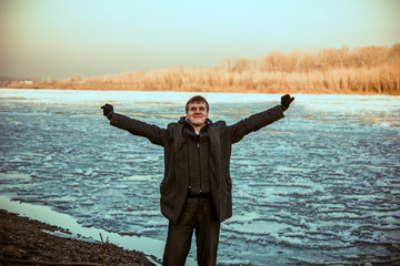 Fototapeta na wymiar guy winter at the river