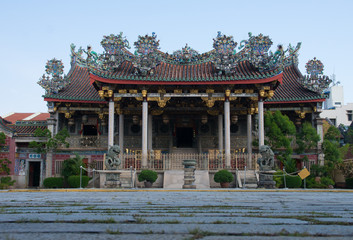 Fototapeta premium colorful buddhism temple on penang inmalysia by sunset