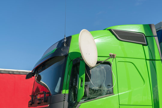 Gr&uuml;ner LKW mit Satellitensch&uuml;ssel 