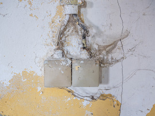 Alte Steckdosen an der Wand