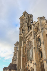 Fototapeta na wymiar Picardie - Aisne - Laon - Cathédrale Notre-Dame vue du Sud