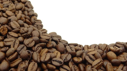 Obraz premium Close up of roasted coffee beans on white background