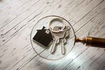 Wohnungsschl&uuml;ssel unter die Lupe