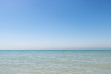Fototapeta na wymiar Clear skies above the Gulf of Mexico from Florida beach