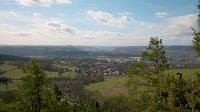 Blick in das Saaletal bei Jena &uuml;ber Drackendorf und Jena Lobeda Ost in Richtung Leuchtenburg