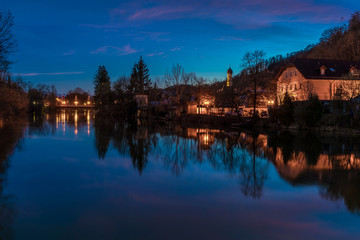 Naklejka premium Wolfratshausen in Oberbayern bei Nacht