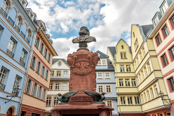 Der Stoltze-Brunnen auf dem Hühnermarkt in der neuen Frankfurter Altstadt