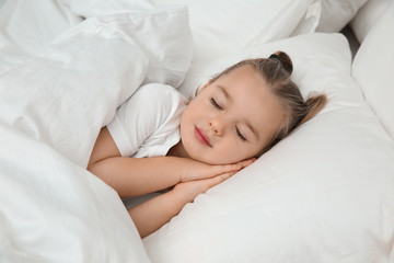 Obraz na płótnie Canvas Beautiful little girl sleeping in bed. Bedtime schedule