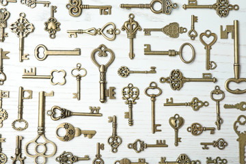 Obraz premium Flat lay composition with old vintage keys on wooden background