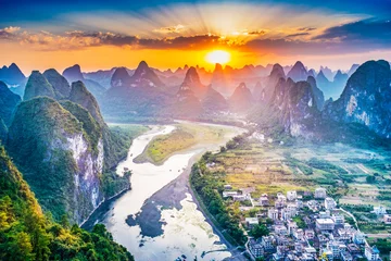 Photo sur Plexiglas Guilin Paysage des montagnes de Guilin, de la rivière Li et du Karst. Situé à Yangshuo, Guilin, Guangxi, Chine.