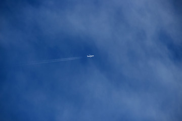 Ein Flugzeug am Himmel