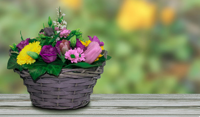 Frühlingsblumen im Korb mit Hintergrund 