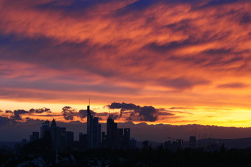 Brennender Himmel mit Skyline von Frankfurt
