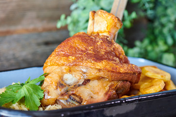 Schweinehaxe Schweinshaxe Oktoberfest Biergarten German Wirtshaus Essen Haxe mit Sauerkraut und Bratkartoffeln 