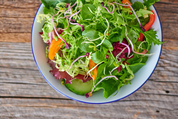 Schöner gemischter Fitness Salat mit Kräutern und Sprossen  top view