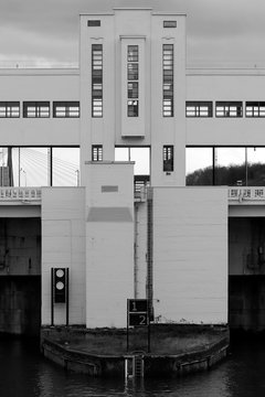 Le pont suspendu de Lanaye en noir et blanc