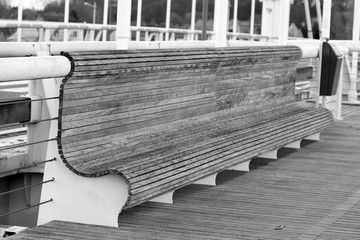 Un banc en noir et blanc