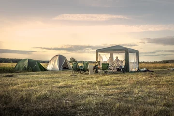 Poster Camping tenten op de zomer veld zonsondergang hemel tijdens kampeervakanties © splendens