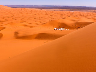 Fototapeta na wymiar Die Wüste Sahara von seiner schönsten Seite. Faszinierend Wüstenlandschaft im Süden von Marokko