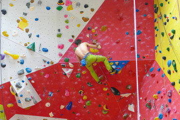 Klettern bouldern in Kletterhalle