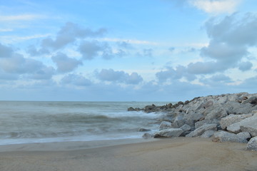 Fototapeta na wymiar long exposure at the shore
