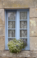 Fenster in Locronan, Bretagne