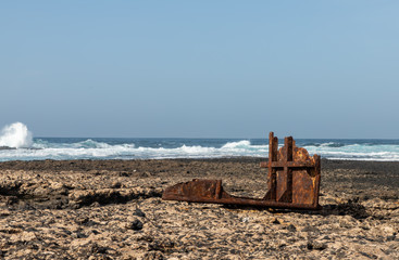 Naklejka premium Rusty container part on rocky ground