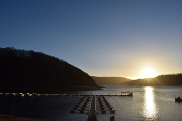 Coucher de soleil devant un lac 